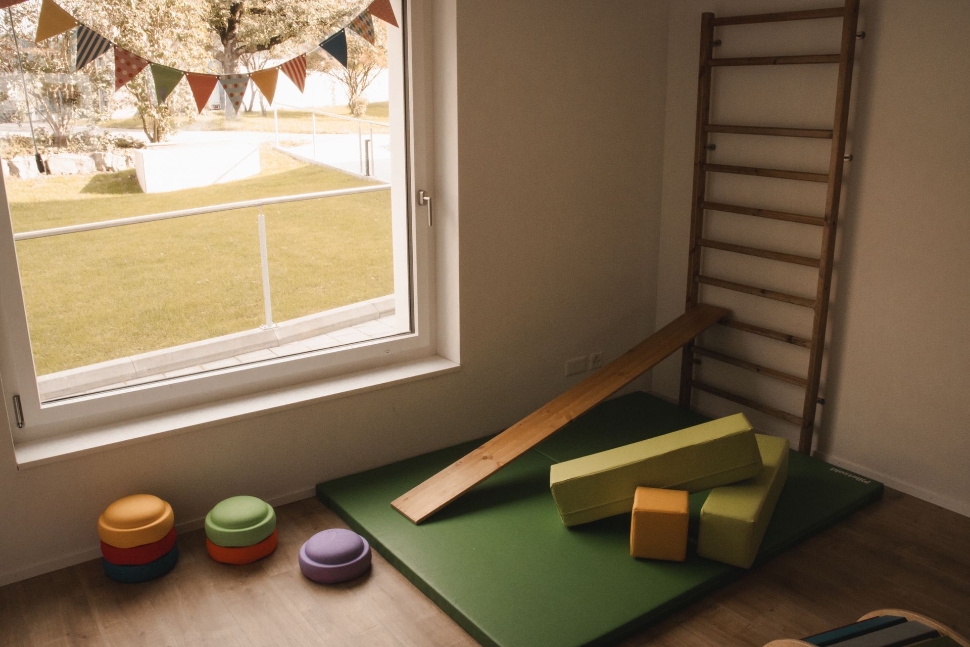 Ein Zimmer mit vielen Spielsachen und einem Fenster