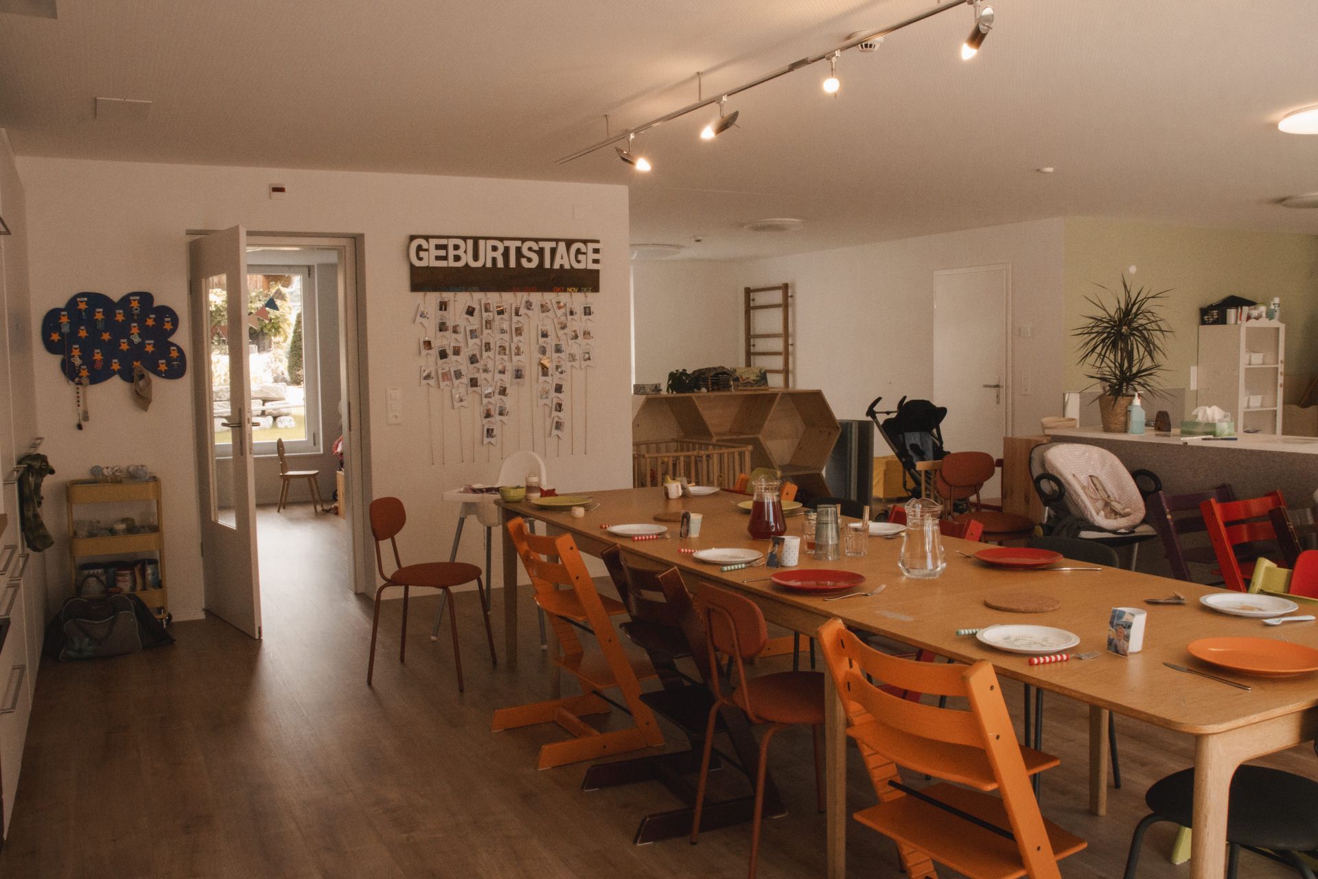 Es gibt viele Tische und Stühle im Raum.