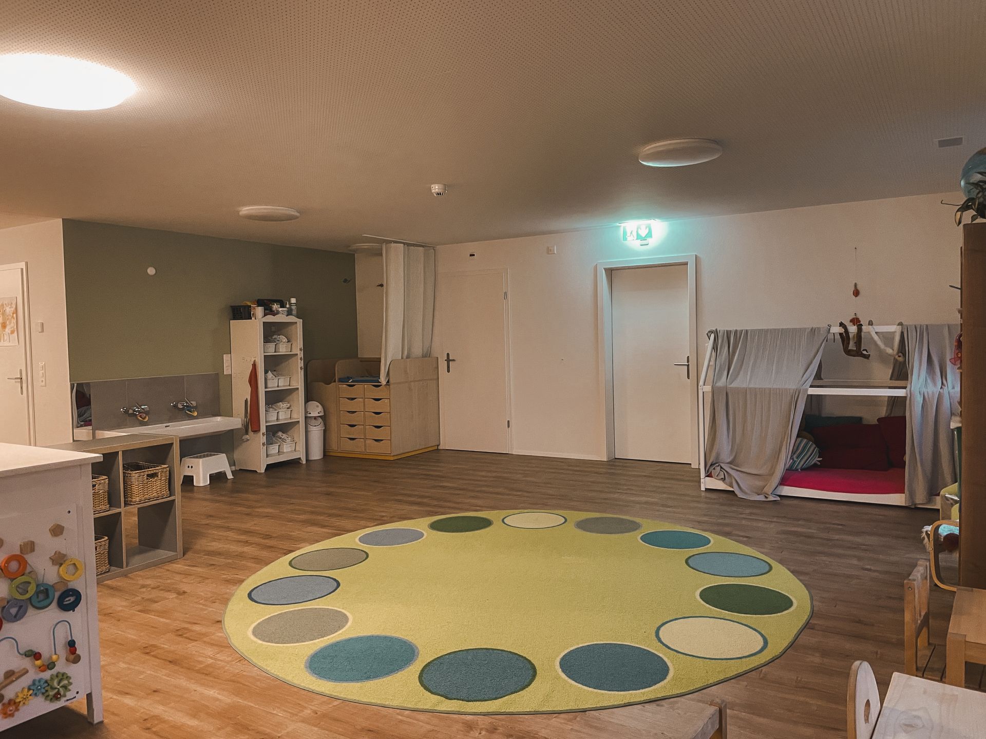 Ein Raum mit einem runden Teppich in der Mitte.