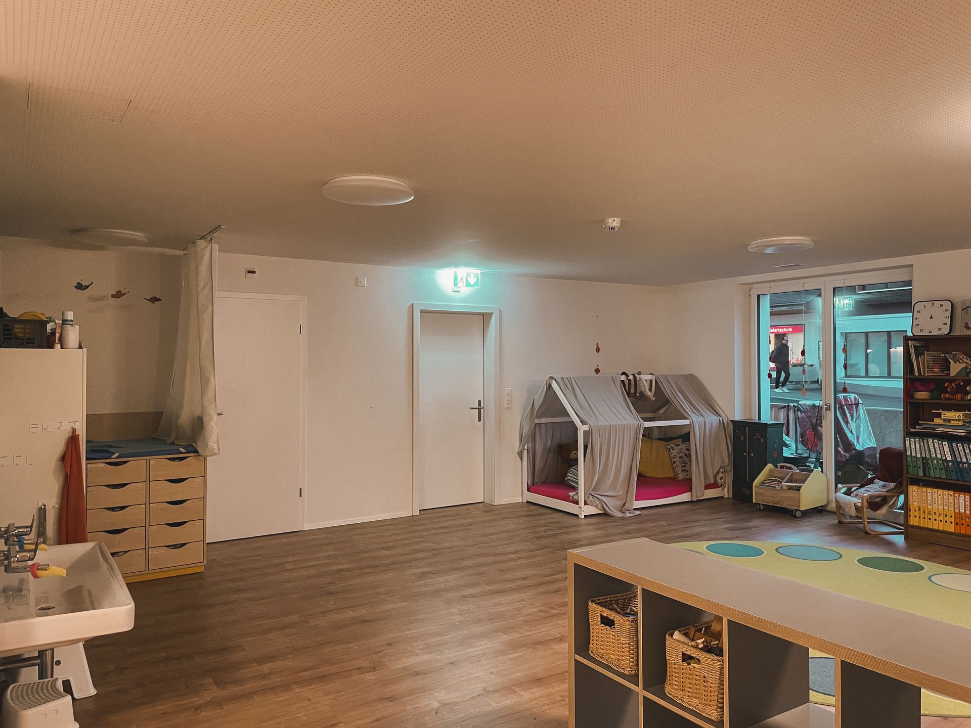 In der Mitte des Raumes steht ein Spielhaus.