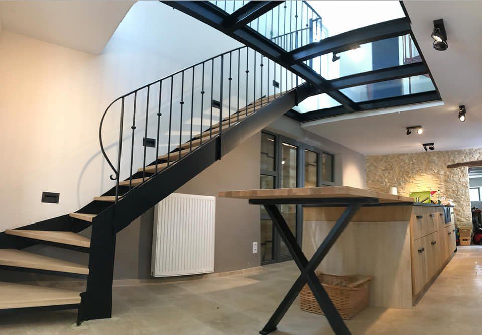 Escalier et rembarde en métal et bois