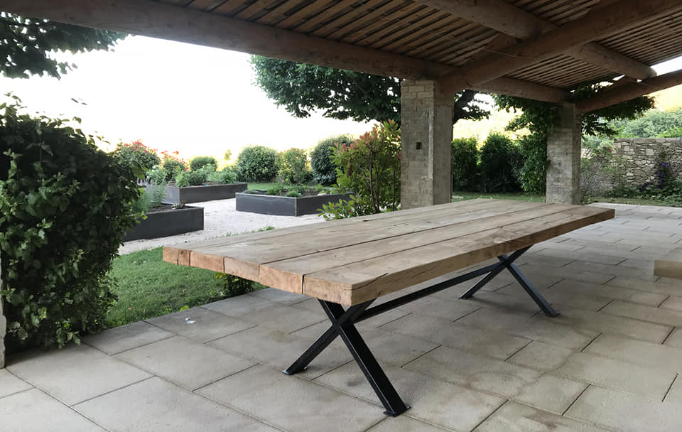 Grande table en bois sur pieds en métal