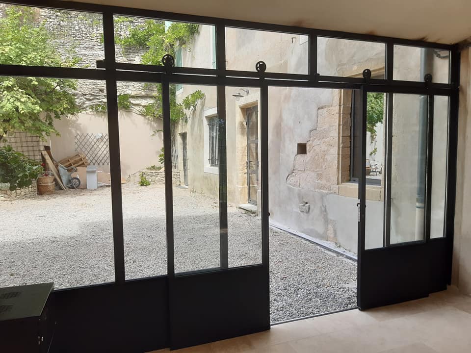 Baie vitrée avec porte