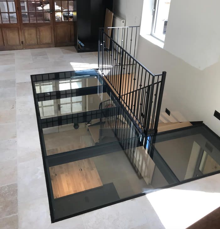 Rembarde d'escalier et sol en verre