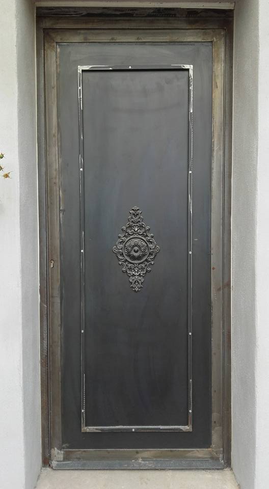 Porte en fer avec décorations