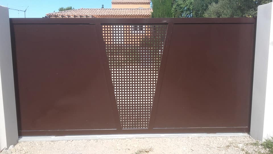 Grand portail en métal