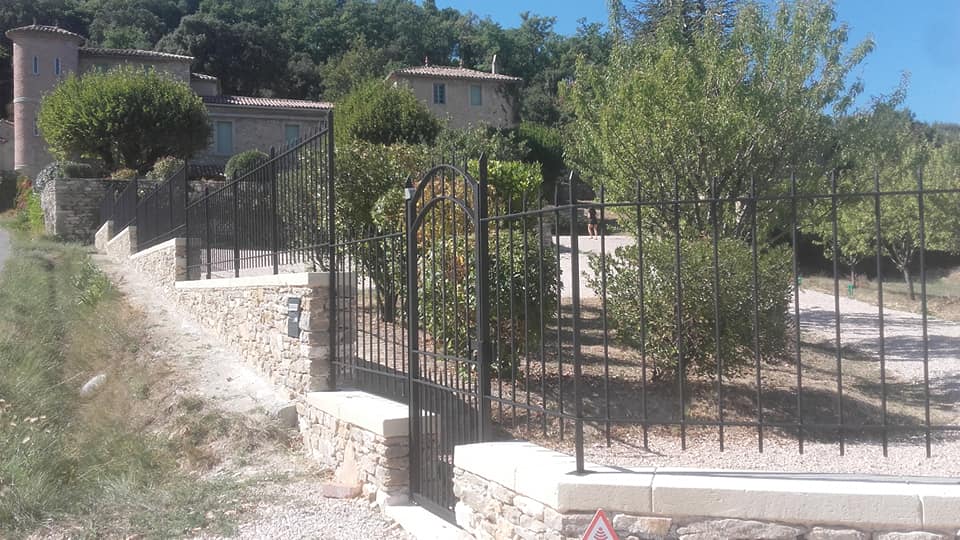 Clôture de maison en fer forgé