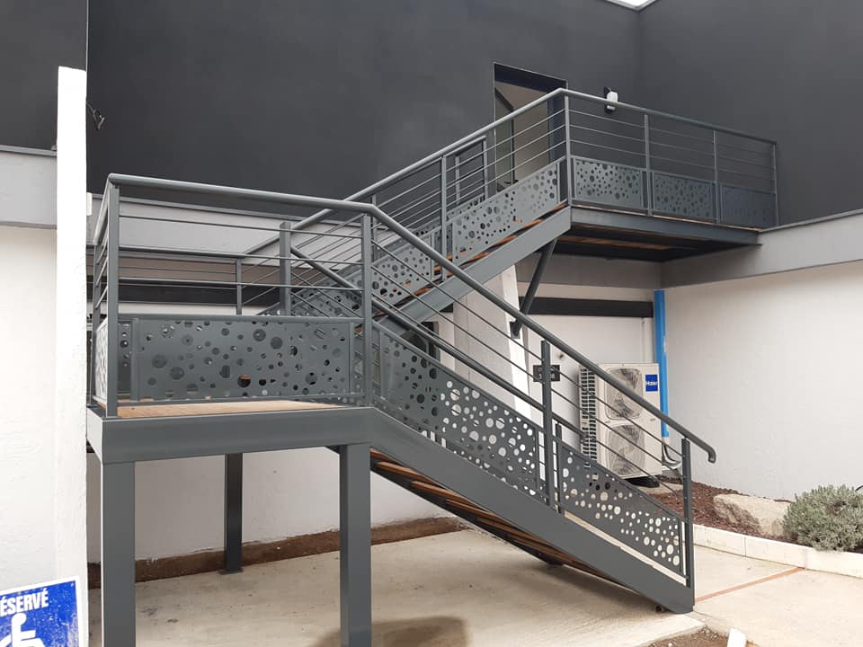 Escalier en métal avec marches en bois