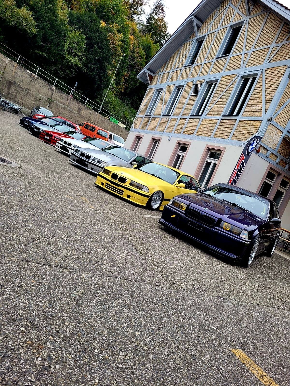 Zwei gelbe Autos parken nebeneinander auf einer Ziegelsteinstraße.