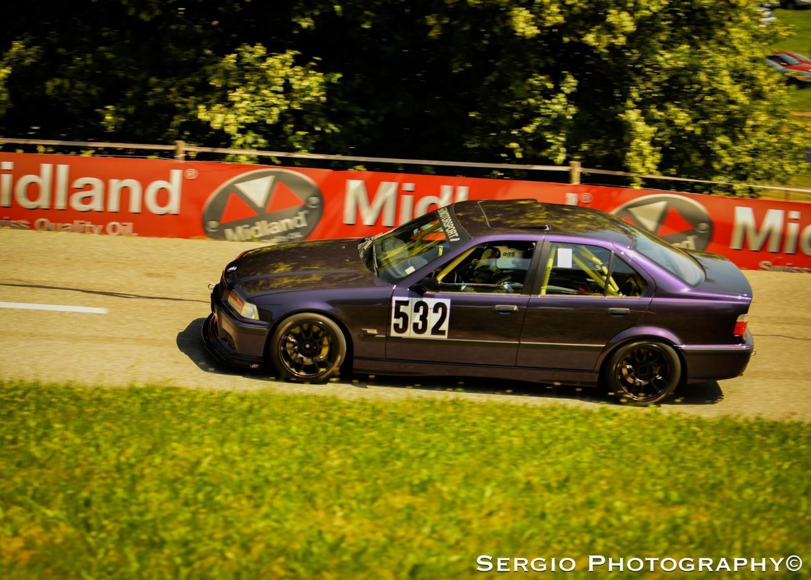 Ein lila BMW E36 mit der Nummer 532 auf der Seite