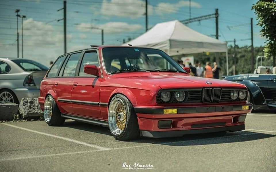 Auf einem Parkplatz steht ein roter BMW.