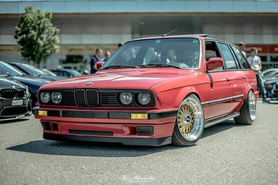 Auf einem Parkplatz steht ein roter BMW.