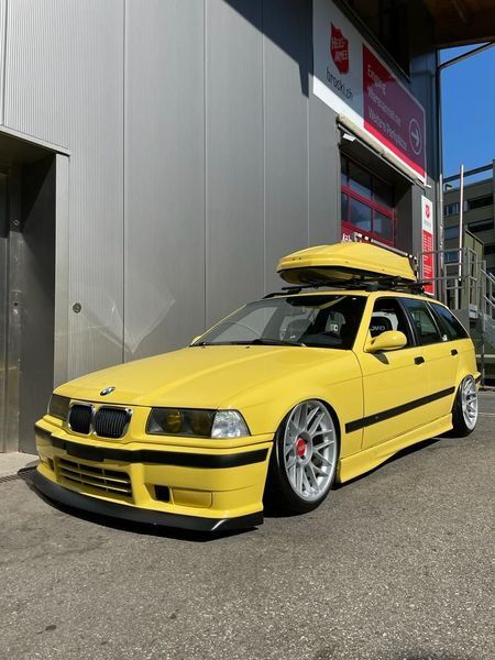 Ein gelbes Auto mit einer Dachbox darauf