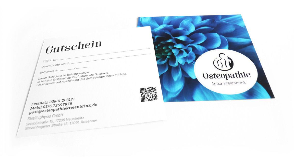 Gutscheine mit verschiedenen Motiven und Umschlägen in den Praxen erhältlich.