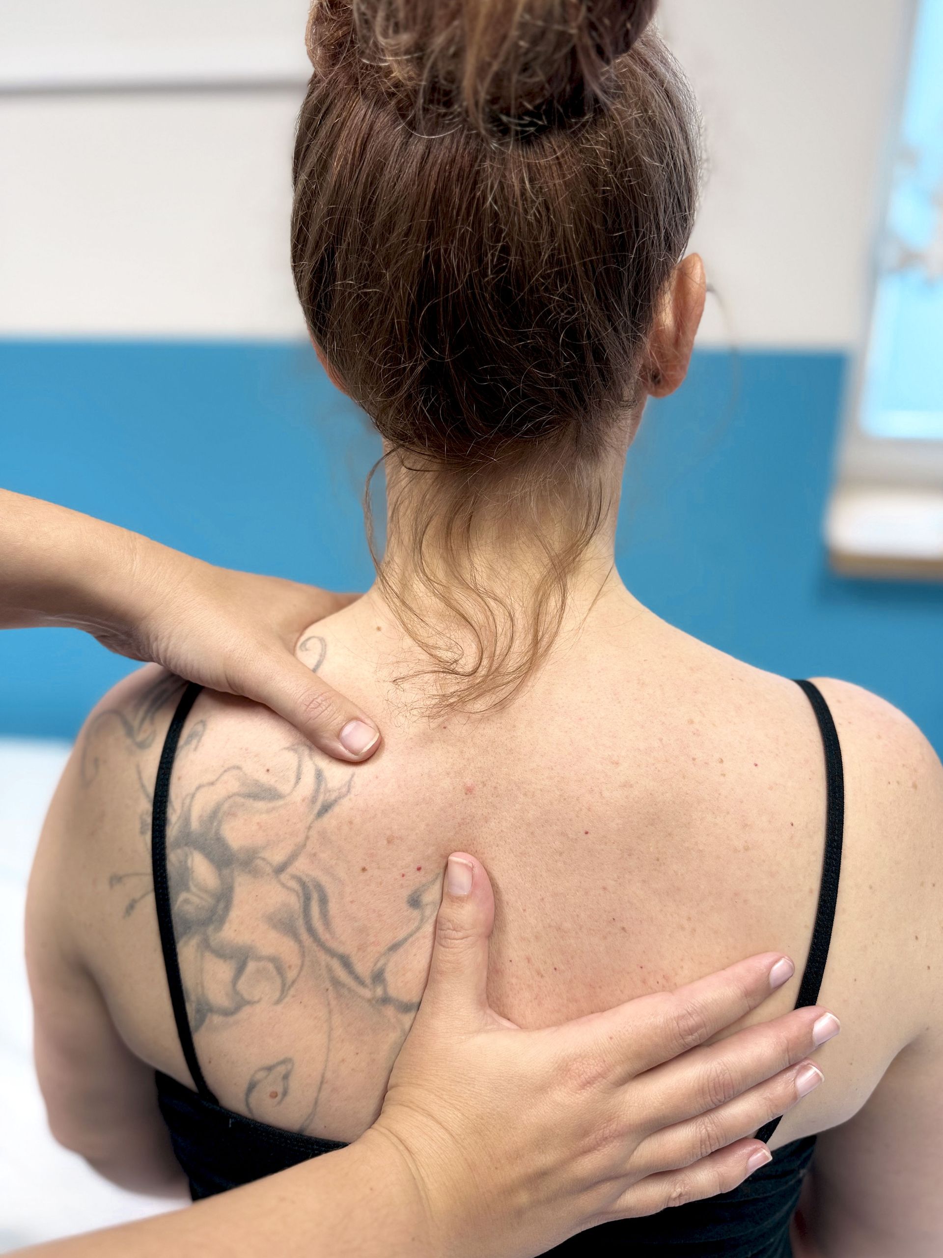 Anika Kreienbrink behandelt mittels parietaler Osteopathie eine Patientin