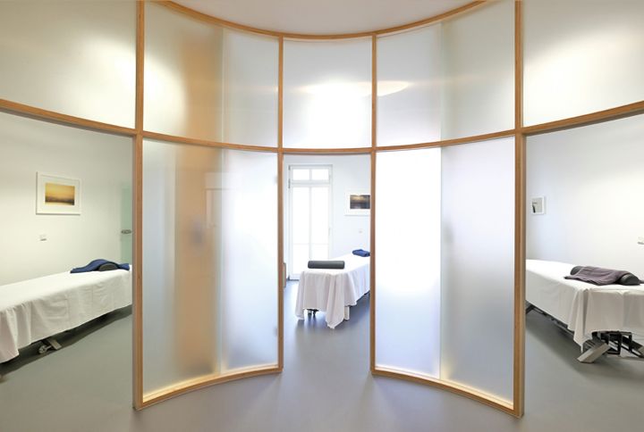 Blick in 3 Behandlungsräume der Strelitzphysio GmbH in der Praxis Schloßstraße Neustrelitz