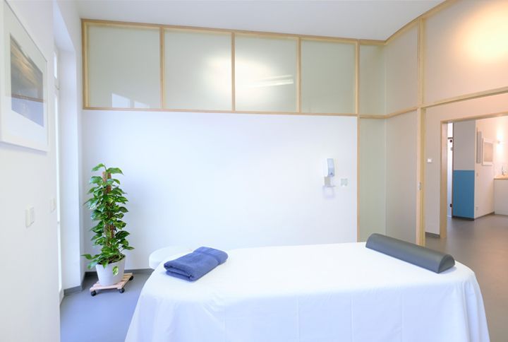 Blick in einen Behandlungsraum der Strelitzphysio GmbH in der Praxis Schloßstraße Neustrelitz