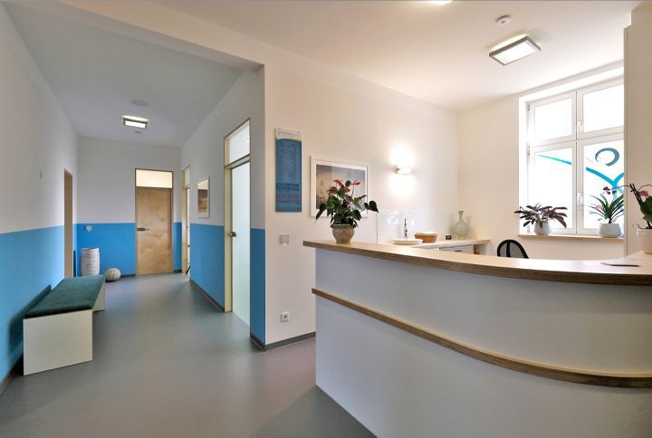 Tresenbereich der Strelitzphysio GmbH in der Schloßstraße Neustrelitz mit Blick in den Praxisbereich