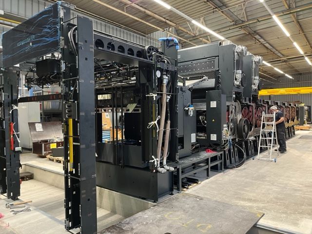 Se está construyendo una gran máquina en una fábrica.