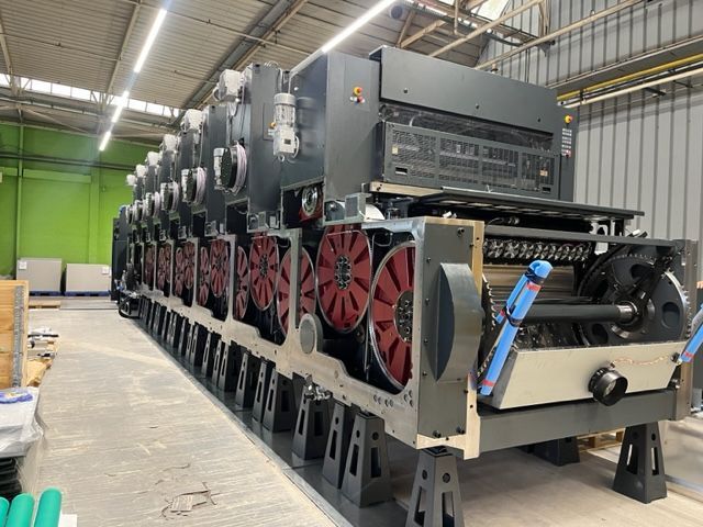 Una máquina grande está en un almacén.