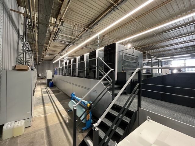Hay escaleras que conducen a una máquina en una fábrica.
