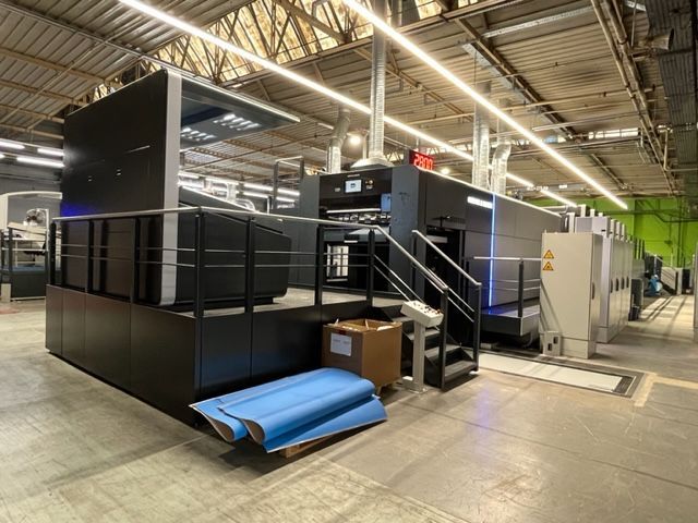 Una máquina grande está en un gran almacén.