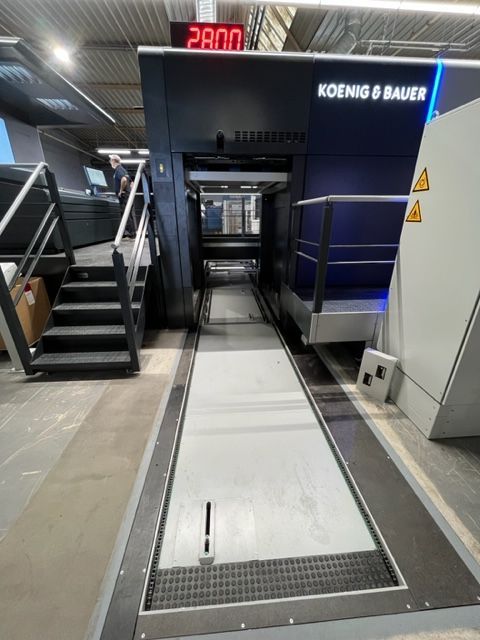Una máquina que dice Koenig & Bauer.