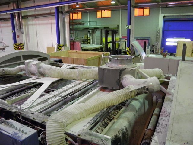 Una máquina en una fábrica con una manguera conectada a ella.