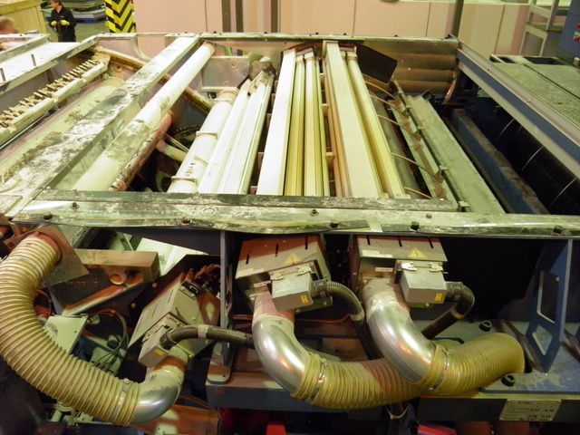 Un montón de tuberías están conectadas a una máquina.