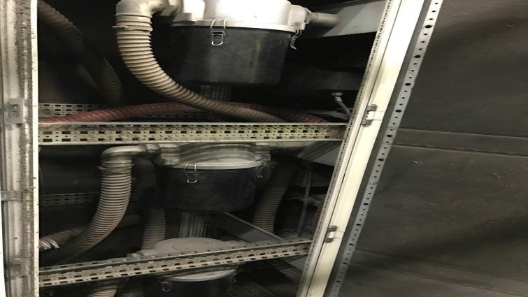 Un montón de tuberías están conectadas a una máquina en una habitación.