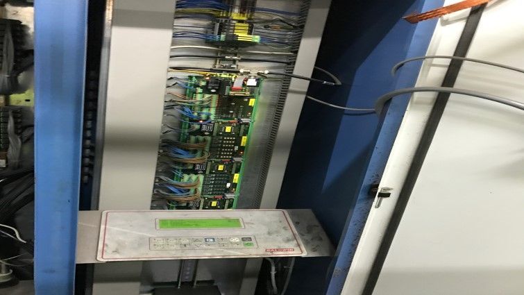 El interior de una máquina con muchos cables saliendo de ella.