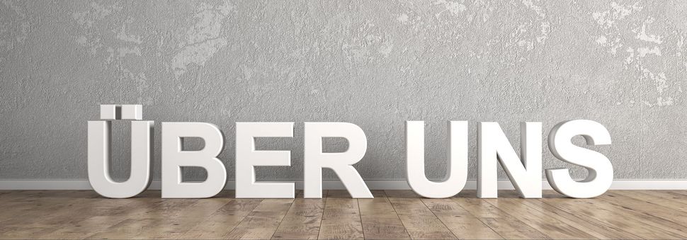 Ein Bauarbeiter in gelber Warnweste trägt Werkzeug auf einem Dach; im Hintergrund sind Stadtgebäude zu sehen.