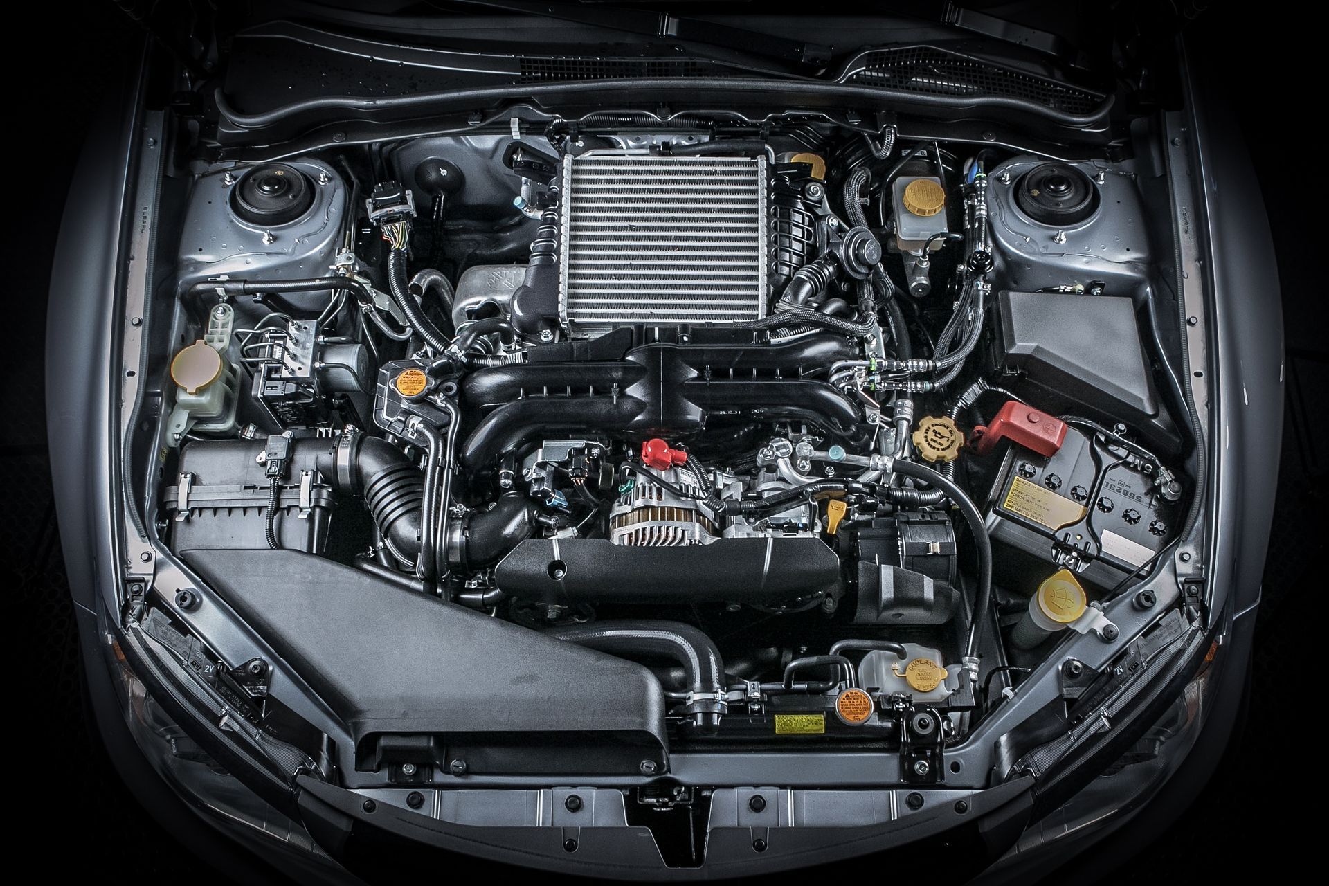 Compartiment moteur d'une Subaru WRX grise, avec ses composants visibles.