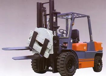 Una carretilla elevadora azul y naranja está sentada sobre una superficie blanca.