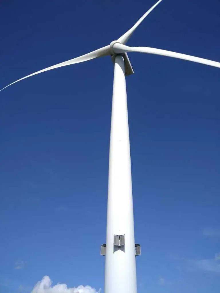 Una gran turbina eólica blanca contra un cielo azul
