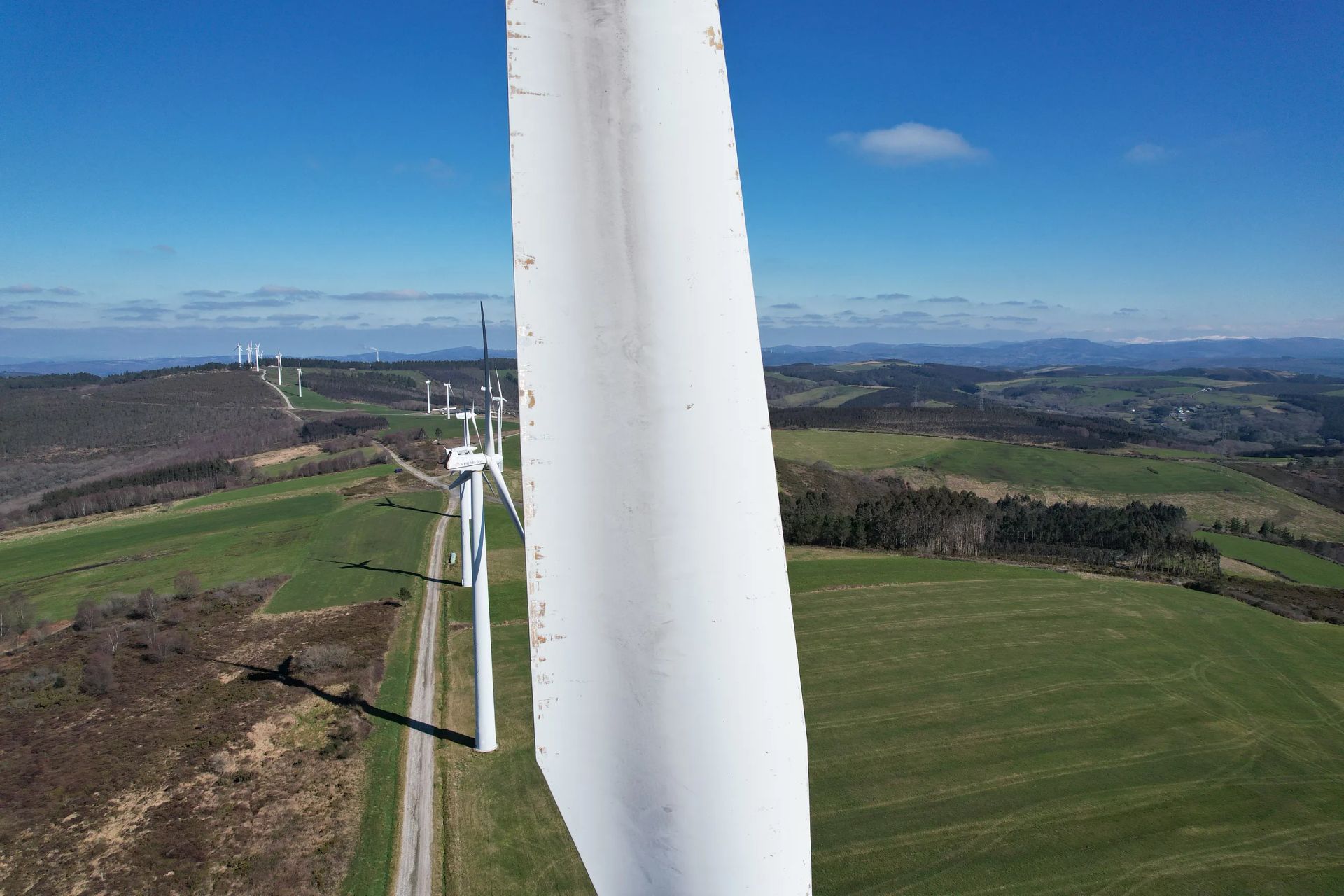 Una vista aérea de una turbina eólica en medio de un campo.