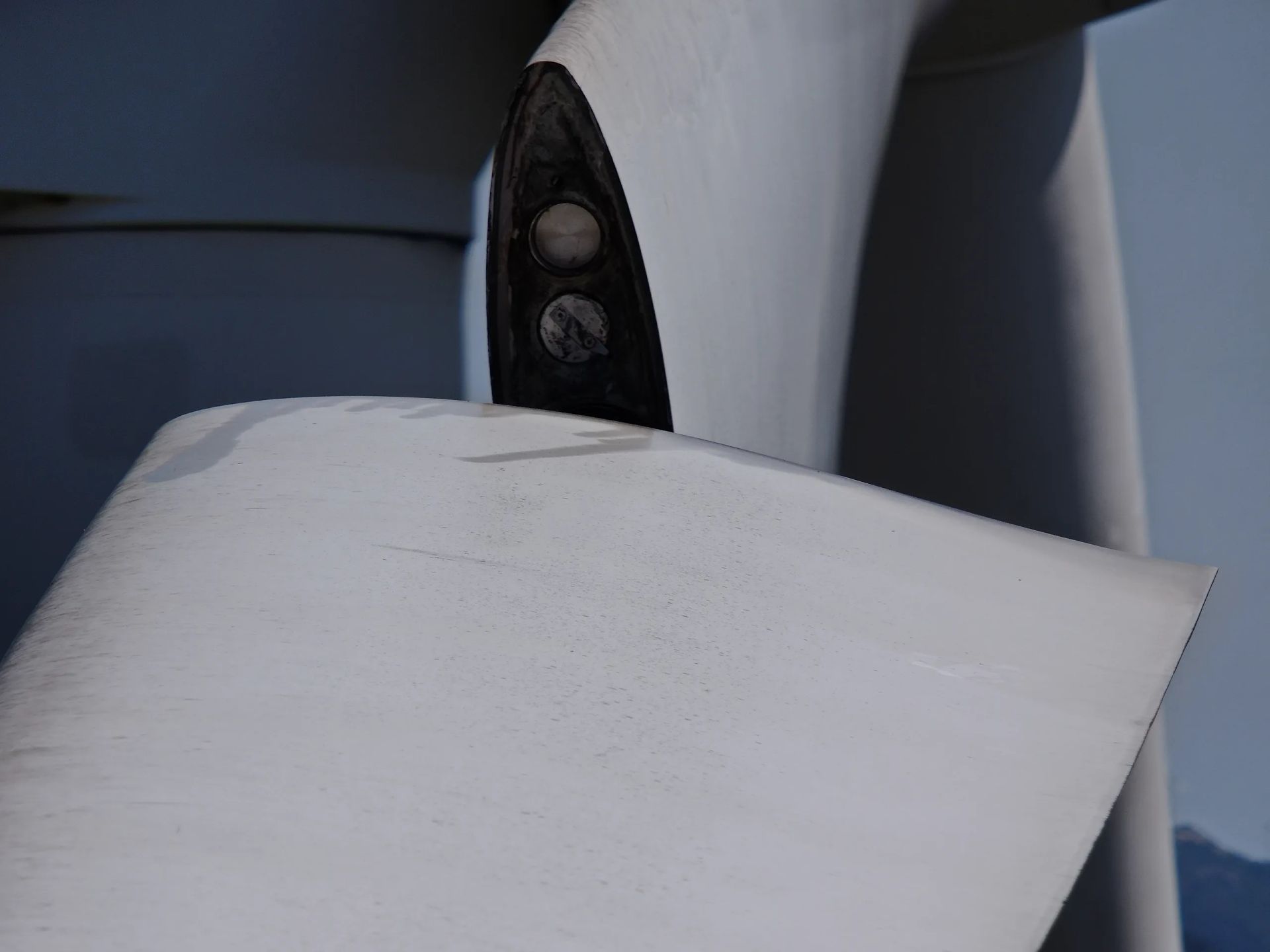 Un primer plano de un trozo de papel sobre una mesa.