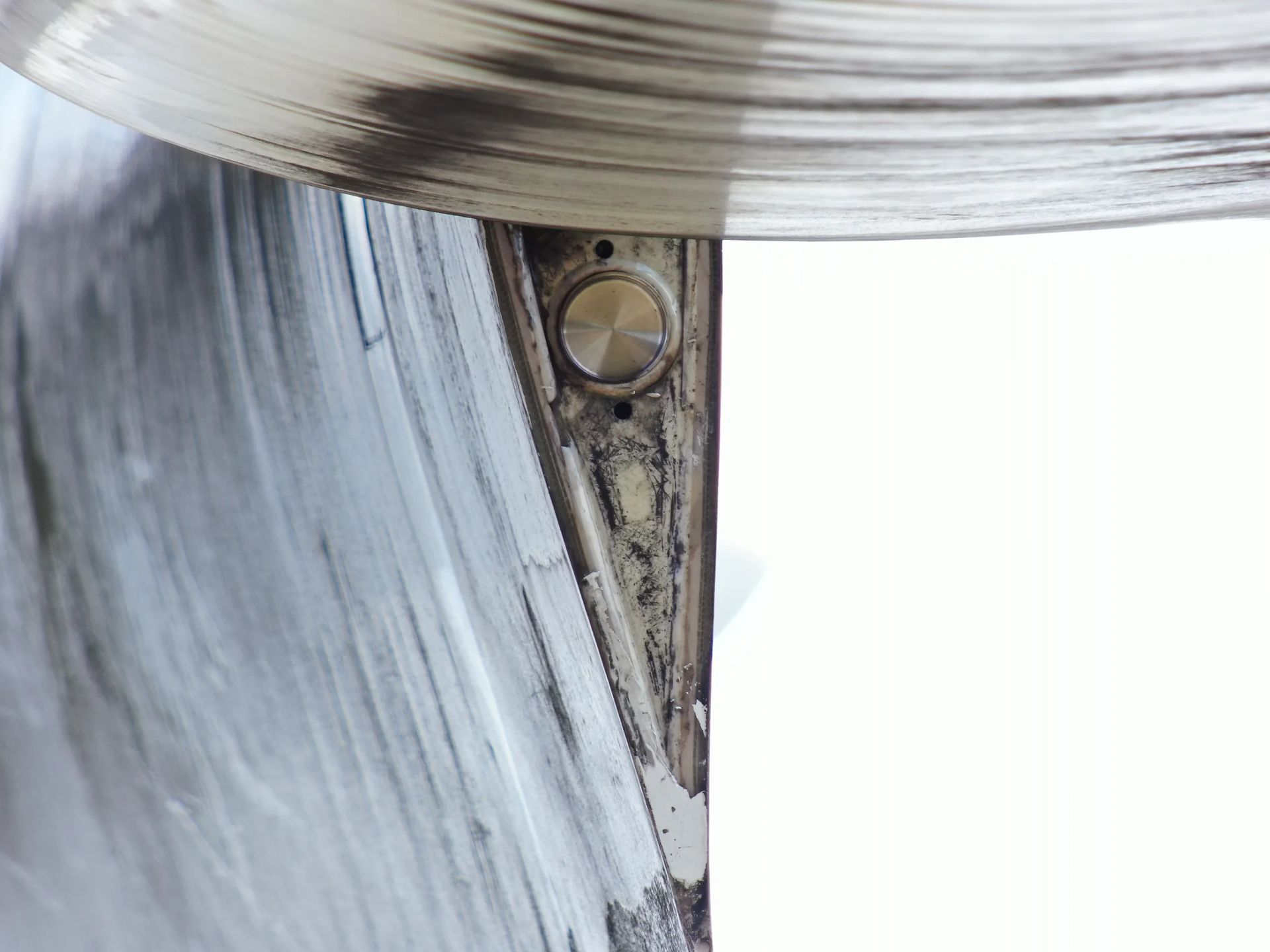 Un primer plano de un objeto de metal sobre un fondo blanco.