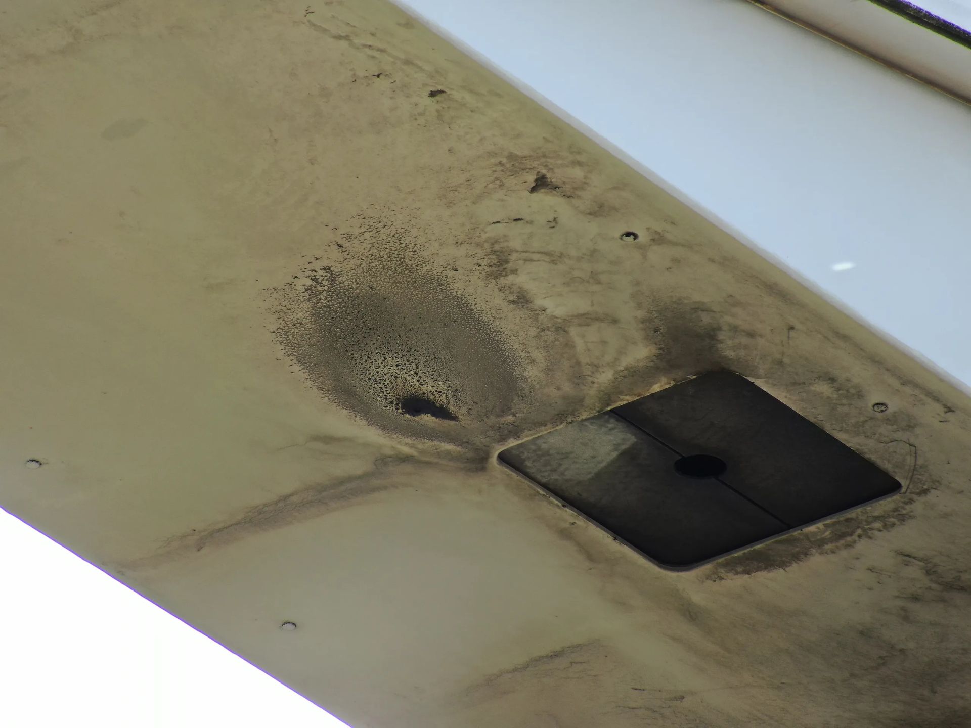 Un primer plano de un trozo de metal con un agujero.