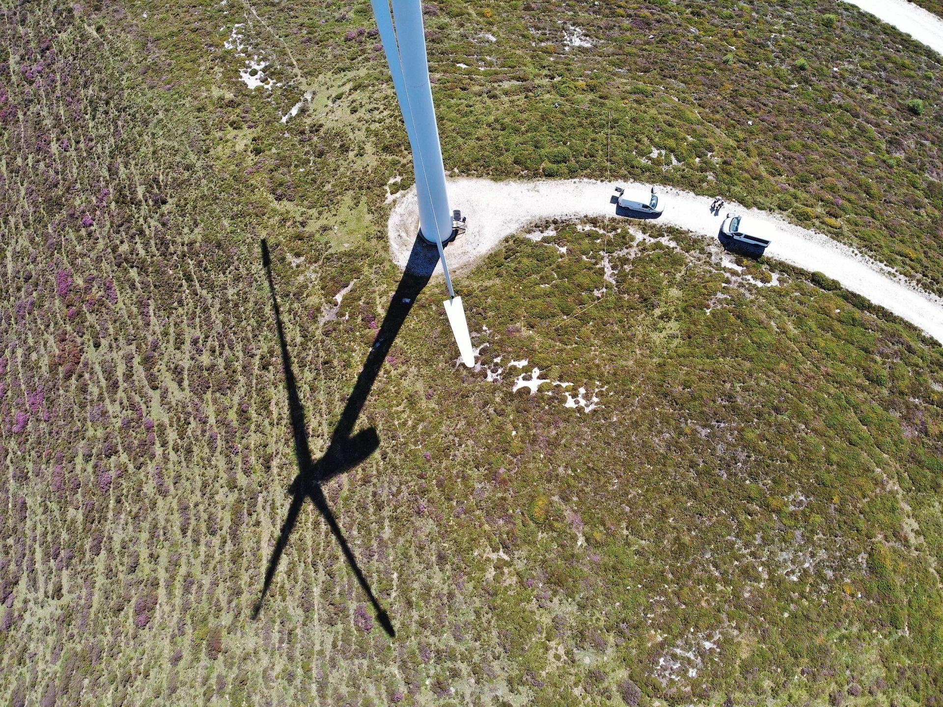 Una vista aérea de una turbina eólica en medio de un campo.