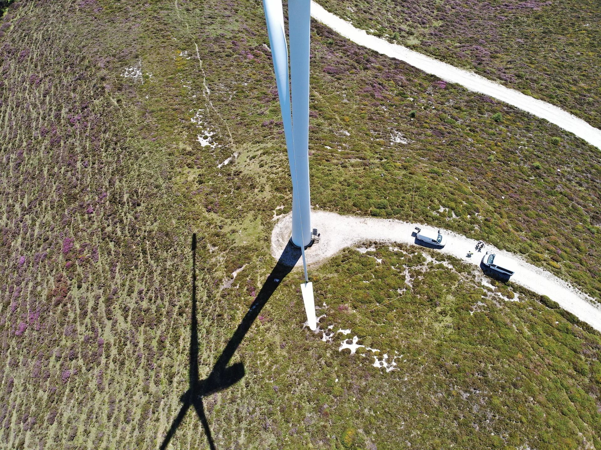Una vista aérea de una turbina eólica en medio de un campo.
