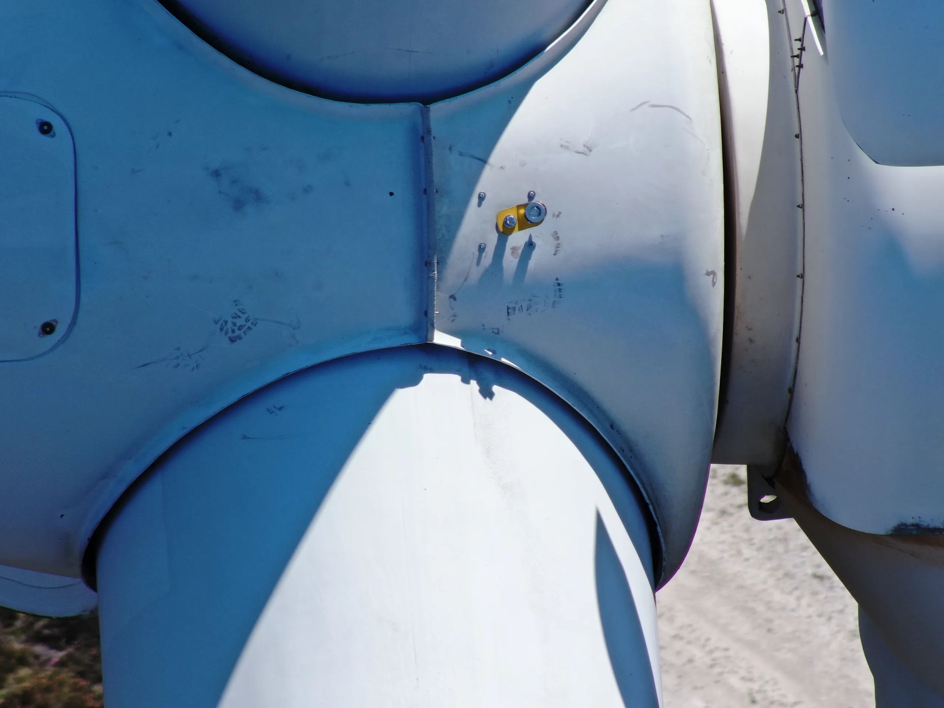 Un objeto azul y blanco con una pegatina amarilla.