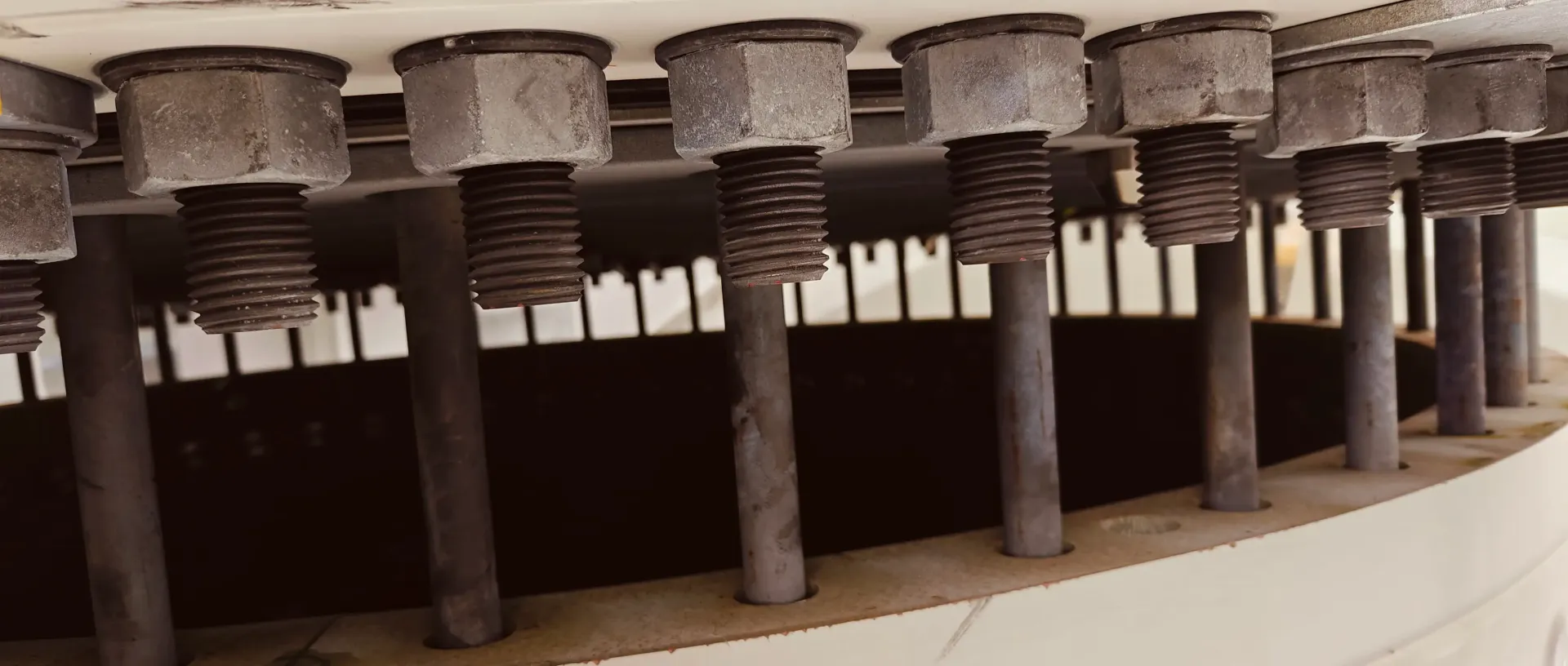Un montón de tornillos están colocados uno encima del otro sobre una mesa.