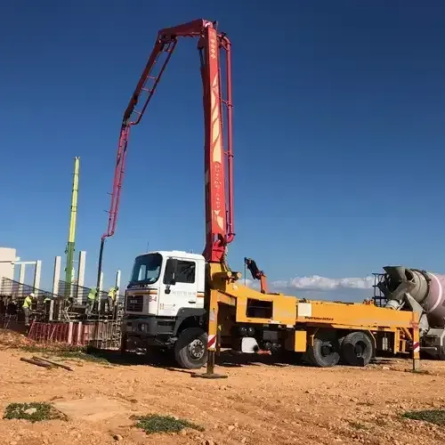 Un camión amarillo con una grúa roja adjunta.