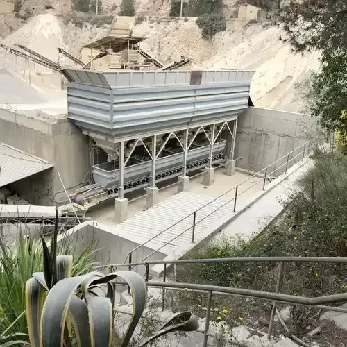 Una vista de una fábrica desde una escalera con una planta en primer plano.