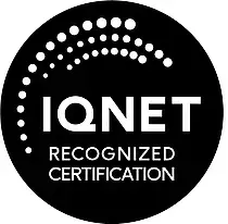 El logotipo de la certificación reconocida por iqnet es un círculo negro con puntos blancos.