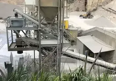 Hay una cinta transportadora en el medio de una cantera.