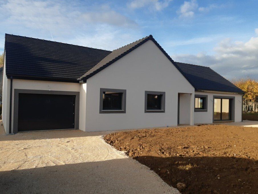 Construction de maison avec modénatures ton anthracite