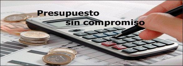 Una persona está escribiendo en una calculadora con monedas en el fondo.
