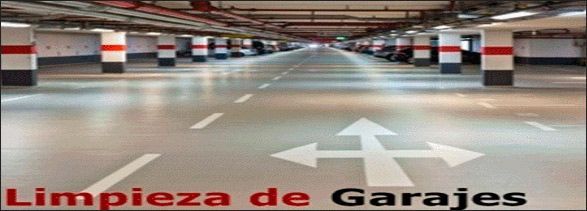 Un estacionamiento vacío con flechas apuntando en direcciones opuestas